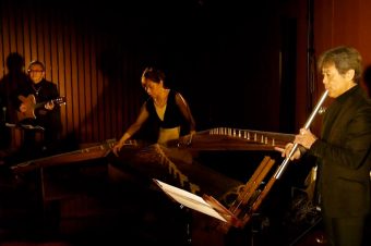 『遠TONE音コンサート』で三塚幸彦がAireedXメタル尺八を使用して演奏しました